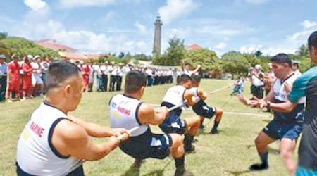 越菲兩國海軍在聯歡運動會上拔河。（互聯網圖片）