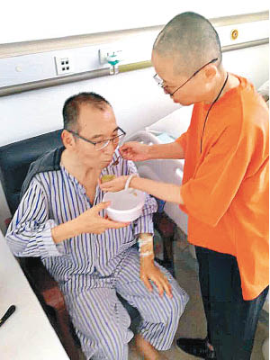 最新圖片顯示，身穿病人服的劉曉波（左）明顯消瘦，妻子劉霞在旁餵食。（互聯網圖片）