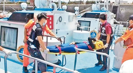 海巡隊救起兩人。