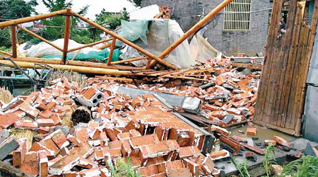 龍捲風突襲江蘇東台市三個鄉鎮，有房屋損毀倒塌。（互聯網圖片）