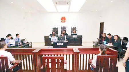 廣州市南沙區法院以故意殺人罪，判處兩人（背向鏡頭者）入獄三年。