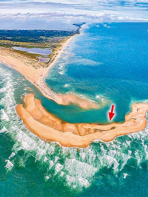 神秘小島（箭嘴示）出現在北卡州附近海域。（互聯網圖片）