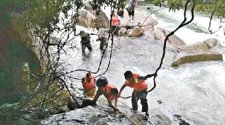 清遠觀音山發生山洪暴發，搜救人員救出大批民眾。（互聯網圖片）