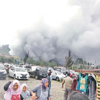 天空瀰漫火山灰，民眾慌忙走避。（印尼政府圖片）
