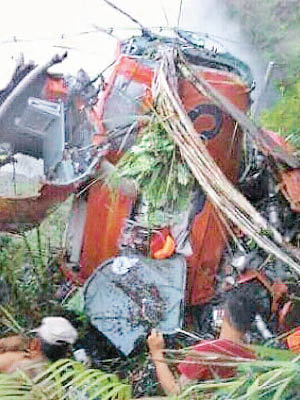 直升機疑因能見度過低而墜毀。（印尼政府圖片）