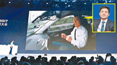 李彥宏直播自己乘坐無人駕駛汽車的情景。（互聯網圖片）