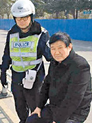 馬高潮（右）在撞人現場被捕。