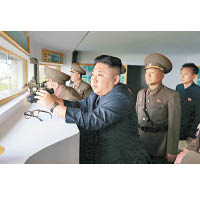 北韓領袖金正恩（前）近年銳意發展導彈技術。（資料圖片）