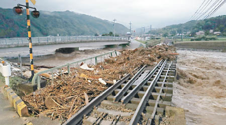 隨洪水而至的瓦礫，堆滿添田町的路軌。