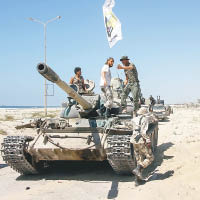 利比亞國民軍成員在班加西清剿恐怖分子。