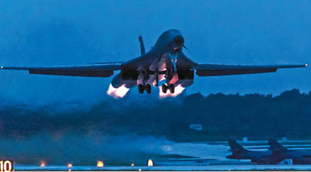 美軍的B1B戰略轟炸機，連夜飛越南海有主權爭議海域的上空。（互聯網圖片）