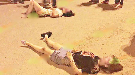 傷者躺在地上待救。（互聯網圖片）