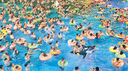 為躲避悶熱天氣，南京有民眾入夜後湧進泳池避暑。（中新社圖片）