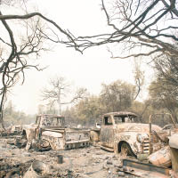 加州多輛貨車遭山火吞噬。