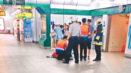 救護員在站內為傷者處理傷勢。（互聯網圖片）