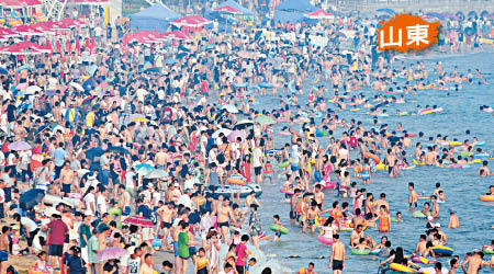 青島「入伏」首日，大批遊客前往海水浴場。（中新社圖片）