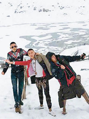四川局部地區降雪，遊客興奮不已。