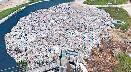 垃圾不斷在新塘掩埋場堆積，如今已有逾一千噸。（中時電子報圖片）