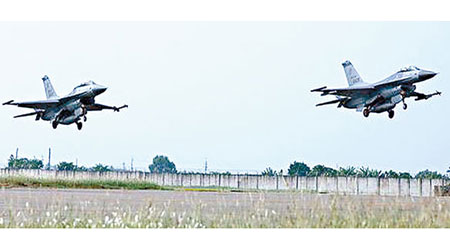 台軍派出F16戰機緊急調往清泉崗基地候命。（資料圖片）