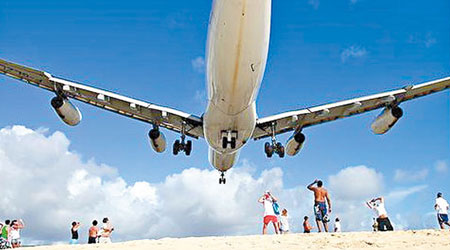 飛機升降時必須飛過海灘的上空。