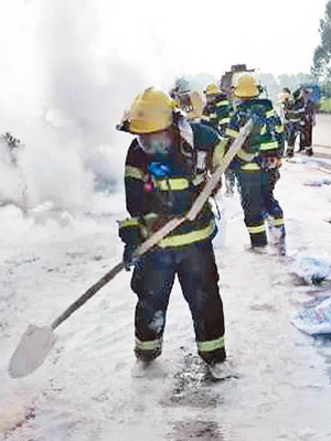 消防員以強鹼石灰對濃硫酸作化學中和。（互聯網圖片）