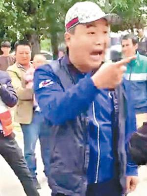 雲南麗江有遊客（右）被指辱罵麗江人。（互聯網圖片）