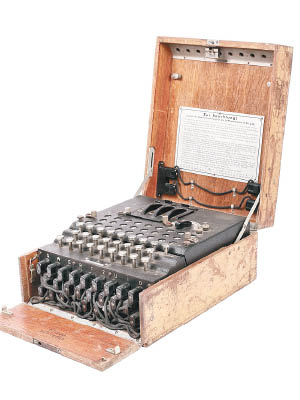 該部拍出的Enigma密碼機，在羅馬尼亞一個跳蚤市場被人發現。（互聯網圖片）