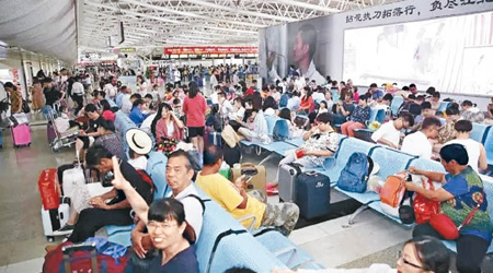 鳳凰國際機場取消部分航班後，大批旅客滯留。（互聯網圖片）