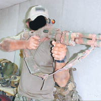 SAS士兵持槍照片曝光。（互聯網圖片）
