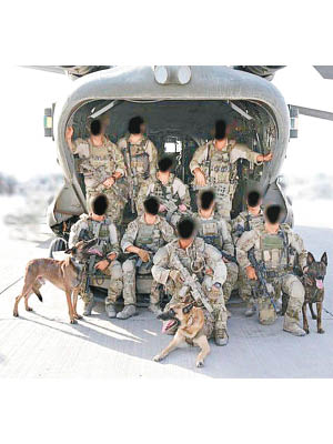 外洩的SAS士兵照當中，有人攜同軍犬拍照。
