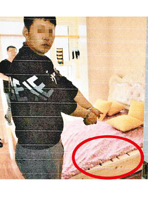 劉姓疑犯指認把屍體藏於床下的儲物空間。（互聯網圖片）