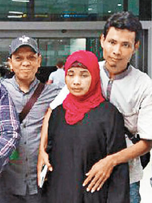 在親友及政府人員協助下，奧馬茲（中）終返抵印尼。（互聯網圖片）