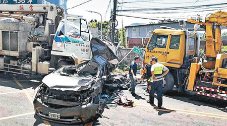 水泥車（左）失控猛撞，其中一車損毀不堪。（中時電子報圖片）