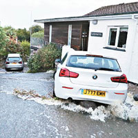 洪水淹浸道路。