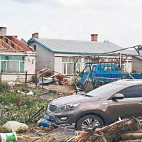 龍捲風過後，八間房屋受損。（互聯網圖片）