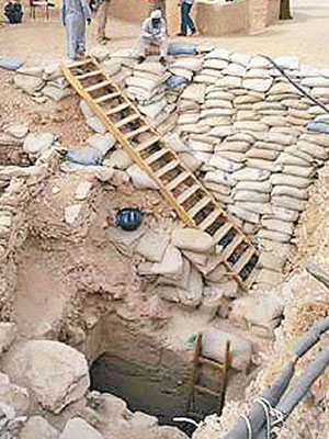考古學家早前在埃及帝王谷發現疑似法老王妻子墓穴。（互聯網圖片）