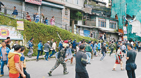印度警察持警棍追打示威者。（資料圖片）