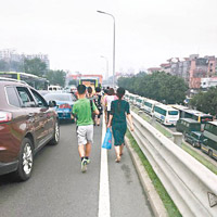 受示威影響，北京大紅橋出現人車爭路。（互聯網圖片）