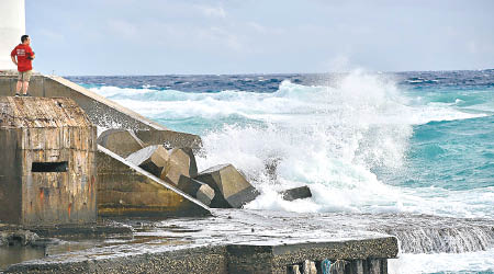 海南永興島附近海面掀起巨浪。（中新社圖片）