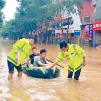 受困民眾需乘坐橡皮艇離開災區。（互聯網圖片）