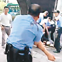 有警員被斬傷。（互聯網圖片）