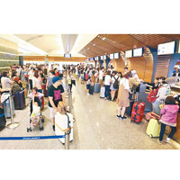 颱風嚴重影響航空交通，桃園機場有大量航班取消，乘客受阻。（中時電子報圖片）