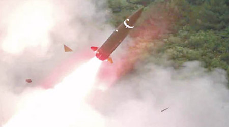 韓軍在演練中發射新型導彈。（南韓國防部）