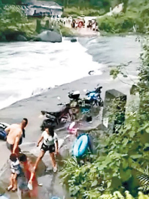 山洪暴發前有不少遊客在龍塘江峽谷遊玩。