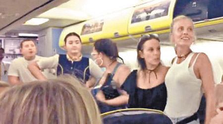 多名女子飲酒狂歡，騷擾其他乘客。（互聯網圖片）