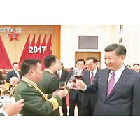 習近平（右）向解放軍老兵敬酒。（電視畫面）