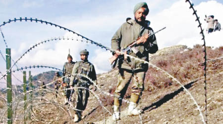 印軍在洞朗地區越界與解放軍對峙。（資料圖片）