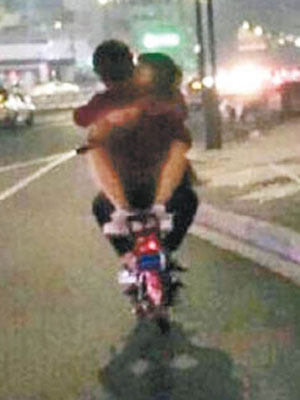 當地不時有情侶騎單車時接吻。（互聯網圖片）