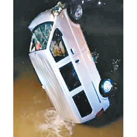 肇事的車輛吊出水面。（互聯網圖片）