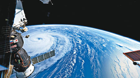 太空人從國際太空站俯瞰風暴。（美國太空總署圖片）